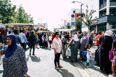 Reims Fransa 27 Temmuz 2018 alışveriş ve Reims sokak Pazar sabahları yürüyüş bilinmeyenli insan görünümü