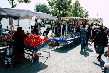 Reims Fransa 27 Temmuz 2018 alışveriş ve Reims sokak Pazar sabahları yürüyüş bilinmeyenli insan görünümü