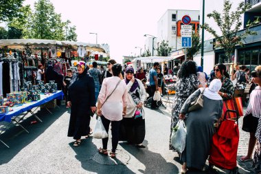 Reims Fransa 27 Temmuz 2018 alışveriş ve Reims sokak Pazar sabahları yürüyüş bilinmeyenli insan görünümü