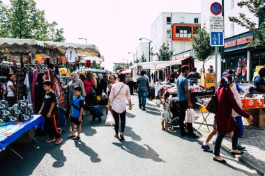 Reims Fransa 27 Temmuz 2018 alışveriş ve Reims sokak Pazar sabahları yürüyüş bilinmeyenli insan görünümü