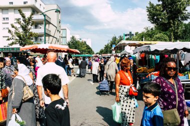Reims Fransa 27 Temmuz 2018 alışveriş ve Reims sokak Pazar sabahları yürüyüş bilinmeyenli insan görünümü