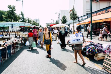 Reims Fransa 27 Temmuz 2018 alışveriş ve Reims sokak Pazar sabahları yürüyüş bilinmeyenli insan görünümü