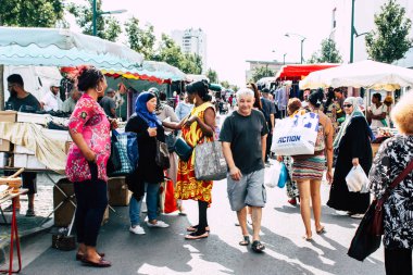 Reims Fransa 27 Temmuz 2018 alışveriş ve Reims sokak Pazar sabahları yürüyüş bilinmeyenli insan görünümü