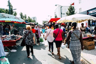 Reims Fransa 27 Temmuz 2018 alışveriş ve Reims sokak Pazar sabahları yürüyüş bilinmeyenli insan görünümü