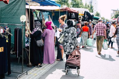 Reims Fransa 27 Temmuz 2018 alışveriş ve Reims sokak Pazar sabahları yürüyüş bilinmeyenli insan görünümü