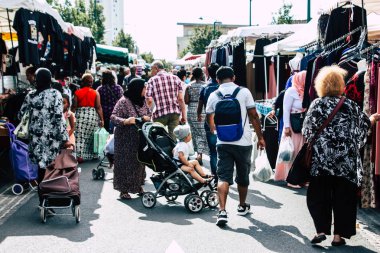 Reims Fransa 27 Temmuz 2018 alışveriş ve Reims sokak Pazar sabahları yürüyüş bilinmeyenli insan görünümü