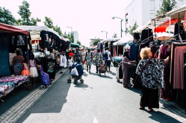 Reims Fransa 27 Temmuz 2018 alışveriş ve Reims sokak Pazar sabahları yürüyüş bilinmeyenli insan görünümü