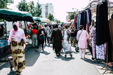 Reims Fransa 27 Temmuz 2018 alışveriş ve Reims sokak Pazar sabahları yürüyüş bilinmeyenli insan görünümü