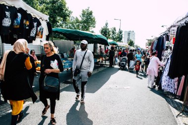 Reims Fransa 27 Temmuz 2018 alışveriş ve Reims sokak Pazar sabahları yürüyüş bilinmeyenli insan görünümü