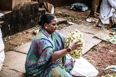 Gokarna Karnataka India Kasım 01, 2017 gece Gokarna kasabasının sokakta çiçek satan bilinmeyen insanların portresi