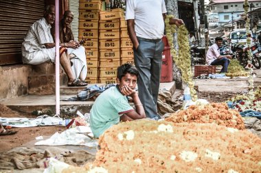 Gokarna Karnataka India Kasım 01, 2017 gece Gokarna kasabasının sokakta çiçek satan bilinmeyen insanların portresi