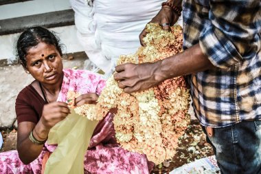 Gokarna Karnataka India Kasım 01, 2017 gece Gokarna kasabasının sokakta çiçek satan bilinmeyen insanların portresi