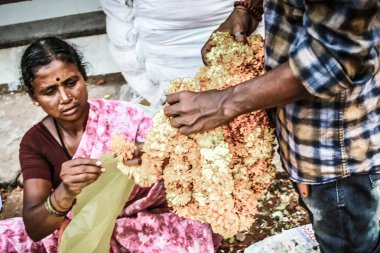 Gokarna Karnataka India Kasım 01, 2017 gece Gokarna kasabasının sokakta çiçek satan bilinmeyen insanların portresi