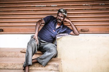 Gokarna Karnataka India Kasım 01, 2017 gece Gokarna kasabasının sokakta çiçek satan bilinmeyen insanların portresi