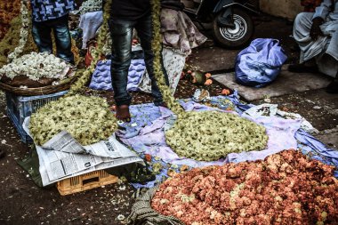 Gokarna Karnataka India Kasım 01, 2017 gece Gokarna kasabasının sokakta çiçek satan bilinmeyen insanların portresi