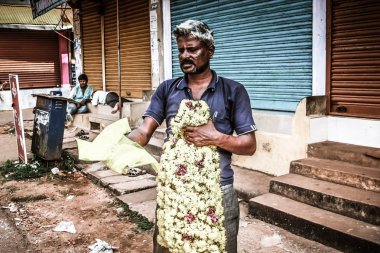 Gokarna Karnataka India Kasım 01, 2017 gece Gokarna kasabasının sokakta çiçek satan bilinmeyen insanların portresi