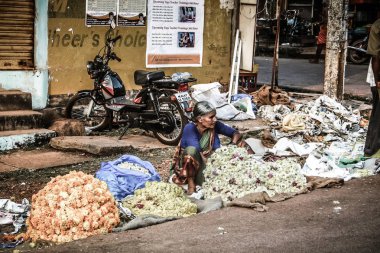 Gokarna Karnataka India Kasım 01, 2017 gece Gokarna kasabasının sokakta çiçek satan bilinmeyen insanların portresi
