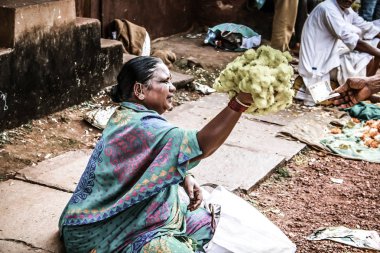 Gokarna Karnataka India Kasım 01, 2017 gece Gokarna kasabasının sokakta çiçek satan bilinmeyen insanların portresi