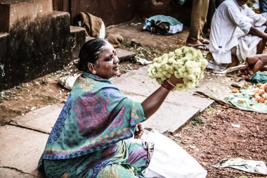 Gokarna Karnataka India Kasım 01, 2017 gece Gokarna kasabasının sokakta çiçek satan bilinmeyen insanların portresi