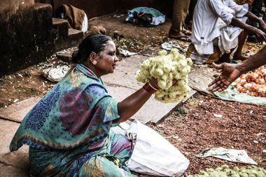 Gokarna Karnataka India Kasım 01, 2017 gece Gokarna kasabasının sokakta çiçek satan bilinmeyen insanların portresi