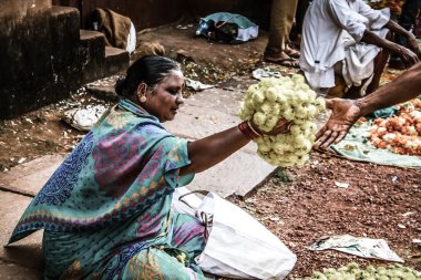 Gokarna Karnataka India Kasım 01, 2017 gece Gokarna kasabasının sokakta çiçek satan bilinmeyen insanların portresi