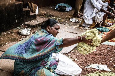 Gokarna Karnataka India Kasım 01, 2017 gece Gokarna kasabasının sokakta çiçek satan bilinmeyen insanların portresi