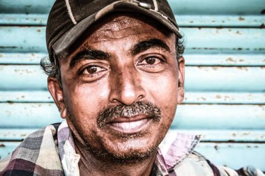 Gokarna Karnataka India Kasım 01, 2017 gece Gokarna kasabasının sokakta çiçek satan bilinmeyen insanların portresi