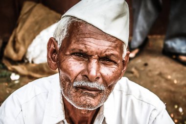Gokarna Karnataka India Kasım 01, 2017 gece Gokarna kasabasının sokakta çiçek satan bilinmeyen insanların portresi