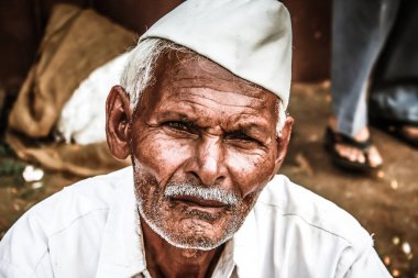 Gokarna Karnataka India Kasım 01, 2017 gece Gokarna kasabasının sokakta çiçek satan bilinmeyen insanların portresi