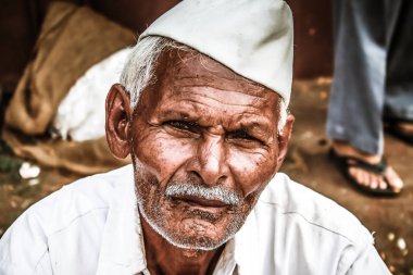 Gokarna Karnataka India Kasım 01, 2017 gece Gokarna kasabasının sokakta çiçek satan bilinmeyen insanların portresi