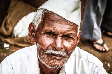 Gokarna Karnataka India Kasım 01, 2017 gece Gokarna kasabasının sokakta çiçek satan bilinmeyen insanların portresi