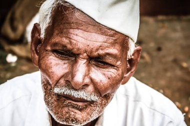 Gokarna Karnataka India Kasım 01, 2017 gece Gokarna kasabasının sokakta çiçek satan bilinmeyen insanların portresi