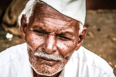 Gokarna Karnataka India Kasım 01, 2017 gece Gokarna kasabasının sokakta çiçek satan bilinmeyen insanların portresi