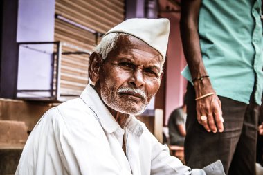 Gokarna Karnataka India Kasım 01, 2017 gece Gokarna kasabasının sokakta çiçek satan bilinmeyen insanların portresi