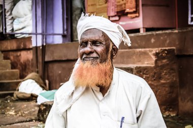 Gokarna Karnataka India Kasım 01, 2017 gece Gokarna kasabasının sokakta çiçek satan bilinmeyen insanların portresi
