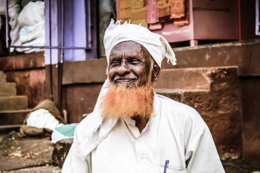 Gokarna Karnataka India Kasım 01, 2017 gece Gokarna kasabasının sokakta çiçek satan bilinmeyen insanların portresi