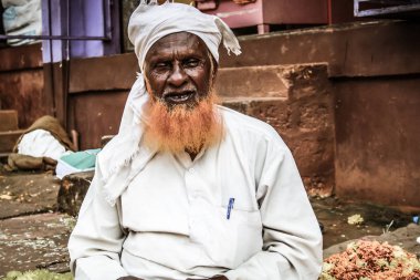 Gokarna Karnataka India Kasım 01, 2017 gece Gokarna kasabasının sokakta çiçek satan bilinmeyen insanların portresi