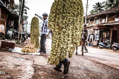Gokarna Karnataka India Kasım 01, 2017 gece Gokarna kasabasının sokakta çiçek satan bilinmeyen insanların portresi