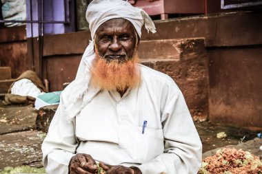 Gokarna Karnataka India Kasım 01, 2017 gece Gokarna kasabasının sokakta çiçek satan bilinmeyen insanların portresi