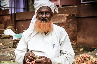 Gokarna Karnataka India Kasım 01, 2017 gece Gokarna kasabasının sokakta çiçek satan bilinmeyen insanların portresi