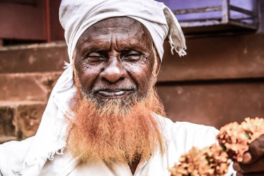 Gokarna Karnataka India Kasım 01, 2017 gece Gokarna kasabasının sokakta çiçek satan bilinmeyen insanların portresi