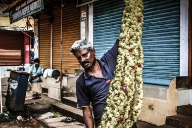 Gokarna Karnataka India Kasım 01, 2017 gece Gokarna kasabasının sokakta çiçek satan bilinmeyen insanların portresi