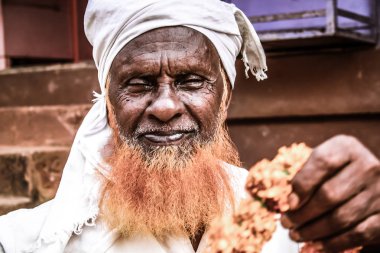Gokarna Karnataka India Kasım 01, 2017 gece Gokarna kasabasının sokakta çiçek satan bilinmeyen insanların portresi
