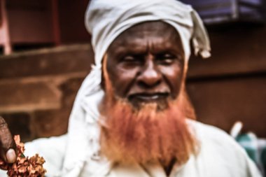 Gokarna Karnataka India Kasım 01, 2017 gece Gokarna kasabasının sokakta çiçek satan bilinmeyen insanların portresi