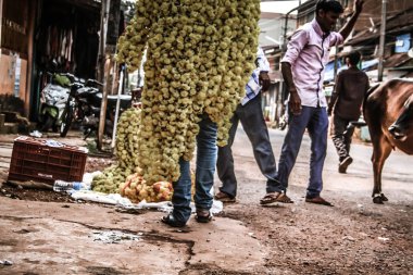 Gokarna Karnataka India Kasım 01, 2017 gece Gokarna kasabasının sokakta çiçek satan bilinmeyen insanların portresi