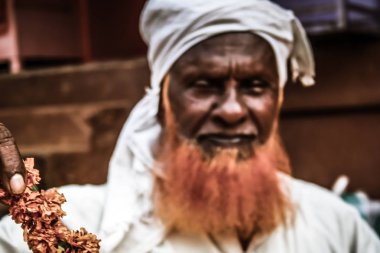 Gokarna Karnataka India Kasım 01, 2017 gece Gokarna kasabasının sokakta çiçek satan bilinmeyen insanların portresi