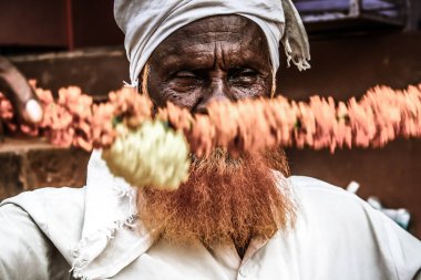 Gokarna Karnataka India Kasım 01, 2017 gece Gokarna kasabasının sokakta çiçek satan bilinmeyen insanların portresi
