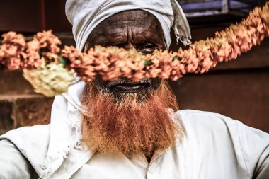 Gokarna Karnataka India Kasım 01, 2017 gece Gokarna kasabasının sokakta çiçek satan bilinmeyen insanların portresi