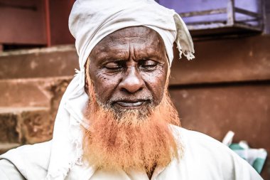 Gokarna Karnataka India Kasım 01, 2017 gece Gokarna kasabasının sokakta çiçek satan bilinmeyen insanların portresi