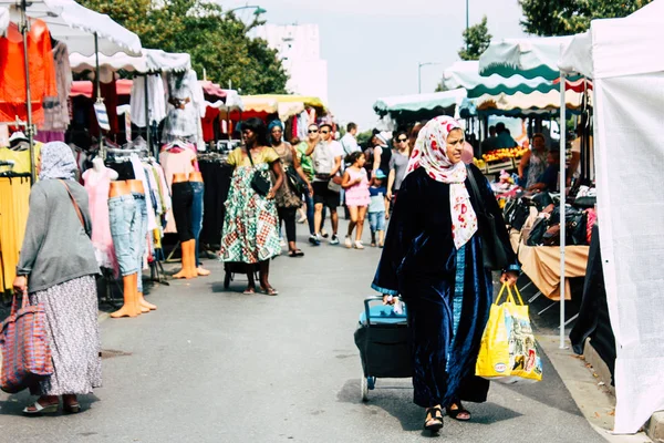 Reims Fransa 27 Temmuz 2018 alışveriş ve Reims sokak Pazar sabahları yürüyüş bilinmeyenli insan görünümü